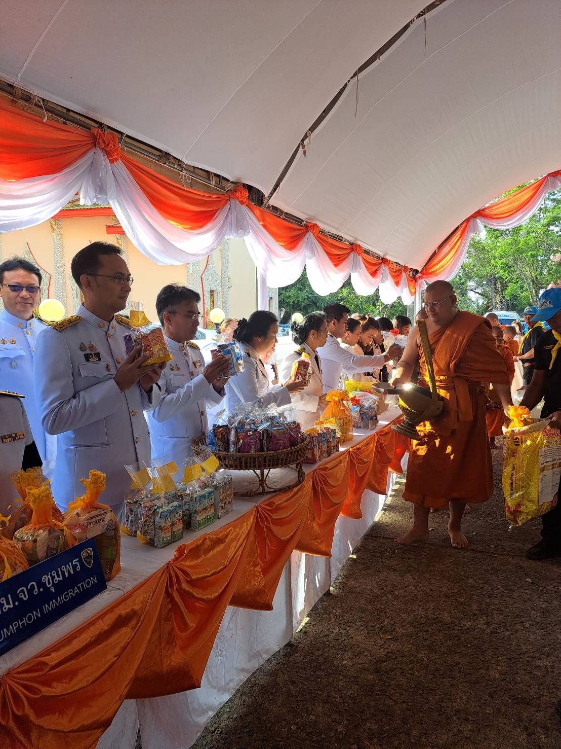 title - วันพฤหัสบดีที่ 8 มกราคม พ.ศ. 2569 นายนิกร ไพริน ปฏิรูปที่ดินจังหวัดชุมพร พร้อมด้วย เจ้าหน้าที่ สำนักงานการปฏิรูปที่ดินจังหวัดชุมพร (ส.ป.ก.ชุมพร) ร่วมกิจกรรมทำบุญตักบาตรถวายพระราชกุศล และพิธีถวายพระพรชัยมงคลเนื่องในโอกาสวันคล้ายวันประสูติสมเด็จพระเจ้าลูกเธอ เจ้าฟ้าสิริวัณณวรี นารีรัตนราชกัญญ